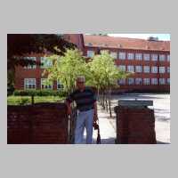 111-1023 Guenter Zietlow am Eingang zur Oberschule in Wehlau.jpg